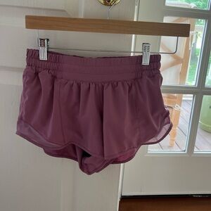 LULULEMON HOTTY HOT PLUMFUL SHORTS size 4, low rise, 2.5 inch inseam
